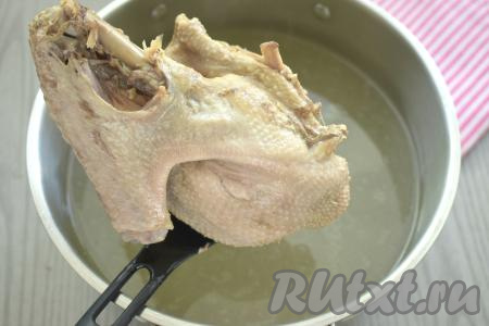 Части утки, отваренные до готовности, достаём из кастрюли, оставляем остывать. Пока мясо остывает, при необходимости, процеживаем бульон, возвращаем его в кастрюлю, солим и ставим на достаточно сильный огонь.