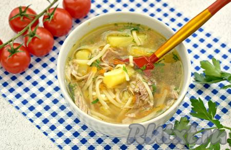 Разливаем ароматный, вкусный, насыщенный суп, сваренный из утки с лапшой и картошкой, по тарелкам и в горячем виде подаём к столу.