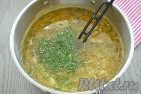 Затем, по желанию, перчим суп. Добавляем мелко нарезанную свежую зелень (я использовала укроп и петрушку), перемешиваем, даём закипеть и выключаем огонь.