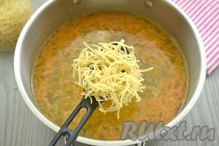 По прошествии 15 минут с момента закипания бульона из утки с овощами, добавляем в кастрюлю покупную лапшу, перемешиваем, даём закипеть, варим суп 4-5 минут на небольшом огне.