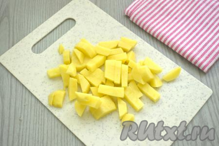 В закипевший утиный бульон выкладываем очищенную картошку, нарезанную на средние брусочки.