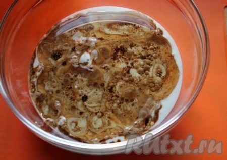 Затем добавьте растительное масло и коньяк (ром) и перемешайте.