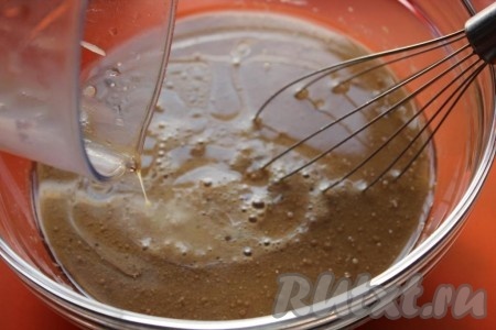 Яйца взбейте, влейте и перемешайте с кефирно-кофейной массой.