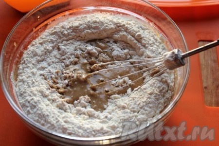 Добавьте сахар и муку с разрыхлителем, размешайте.