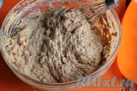 Тесто для кексов с миндалем готово.