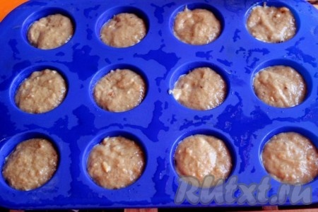 Разложите тесто по формочкам (смазанным металлическим или силиконовым), всего получилось 24 миндальных кекса и выпекайте в духовке при 200 градусах около 20 минут. Но время зависит от свойств духовки.