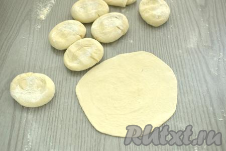 Каждый кусочек теста переворачиваем на срез, прижимаем сверху ладонью и раскатываем скалкой в лепёшку диаметром примерно 10-12 сантиметров.
