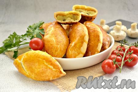 Румяные, очень вкусные, ароматные пирожки из слоёного теста с нежной начинкой из картошки и грибов к столу можно подать и тёплыми, и остывшими.