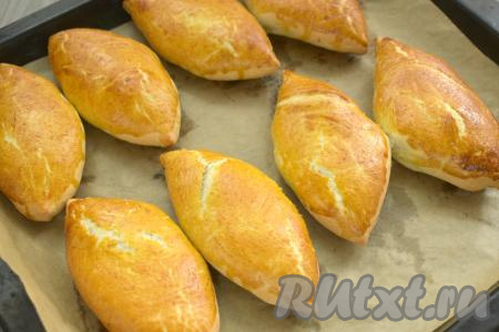 Отправляем противень с пирожками с картошкой и грибами в прогретую до 200 градусов духовку на 20 минут (до подрумянивания слоёного теста).&nbsp;