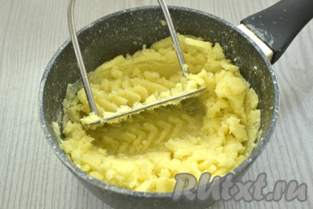 После того как картофель отварится до готовности, сливаем воду, в которой он варился. Разминаем картошку толкушкой до получения однородного пюре.