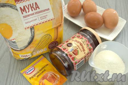 Подготовим продукты для приготовления бисквита с вареньем в мультиварке. Варенье подойдёт любое, какое есть у вас дома.
