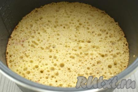 Закрываем крышку мультиварки, включаем режим "Выпечка" на 50 минут. Готовность бисквита проверяем, проколов его сухой зубочисткой, если после прокола на зубочистке не будет следов теста, значит выпечка готова.