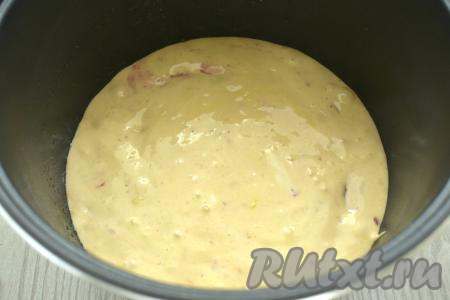 Дно и бока съёмной чаши мультиварки смазываем растительным маслом, затем выкладываем замешанное бисквитное тесто с вареньем.