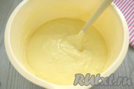 Понемногу всыпая оставшуюся просеянную муку и вмешивая её, замешиваем нежное, в меру вязкое, однородное тесто. По консистенции тесто должно напоминать сметану средней густоты, оно будет широкой лентой стекать с лопатки. Как только тесто стало нужной густоты, значит больше муки добавлять не надо. Муки для замешивания бисквитного теста, в зависимости от величины яиц и самой муки, может потребоваться как чуть больше, так и меньше, чем указано в ингредиентах, главное - ориентируйтесь на густоту теста.