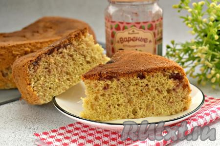 Аккуратно извлекаем бисквит с вареньем из мультиварки. Я обычно достаю бисквит из чаши с помощью поддона для готовки на пару, который прилагается к мультиварке. Выкладываем бисквит на решётку и оставляем остывать. А затем нарезаем воздушную выпечку на кусочки и подаём к столу.&nbsp; А вот как этот бисквит выглядит в разрезе - ровный, с мелкопористым мякишем. От такой домашней выпечки невозможно отказаться!