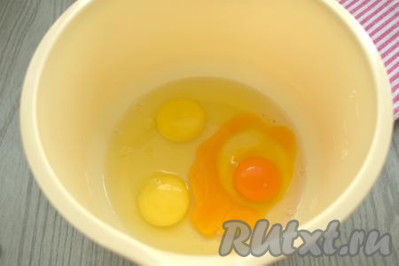 В глубокую миску разбиваем куриные яйца.