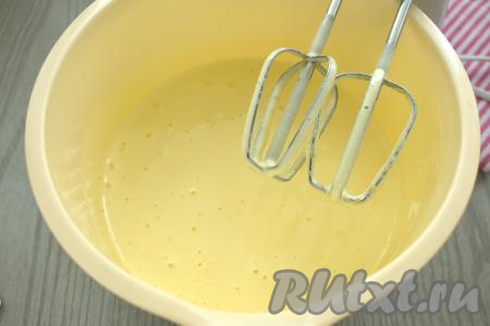 Взбиваем яйца с сахаром в течение 5-6 минут (до получения светлой, пышной массы) на максимальной скорости миксера. Миксер убираем, он нам больше не потребуется.