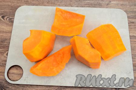 Тыкву очистить от кожуры, семечек с волокнами, промыть водой. Для приготовления котлет нам понадобится 500 грамм очищенной тыквы. Нарезать тыкву на крупные кусочки.