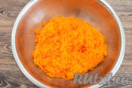Натереть кусочки тыквы на мелкой тёрке. Я советую натирать именно на мелкой тёрке, тогда консистенция тыквенных котлет получится очень нежной.