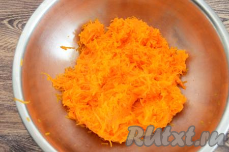Оставить тыкву на 10 минут. Если тыква за это время выделит много сока, тогда его нужно будет отжать руками (выделившийся сок нам не понадобится). У меня тыква не выделила много сока и я не стала его отжимать, но тут всё зависит от сорта и сочности тыквы.