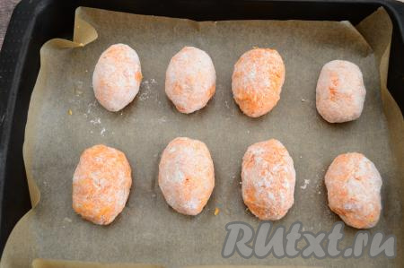 Форму для запекания застелить пергаментом или фольгой. Выложить в форму заготовки тыквенных котлет (я сформировала 8 котлет).