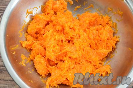 Перемешать, тыквенная масса должна получиться достаточно густой и вязкой, оставить на 10-15 минут, чтобы манка успела набухнуть и впитать жидкость из тыквы.