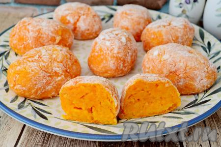 Готовые тыквенные котлеты достать из духовки. К столу их можно подать и горячими, и полностью остывшими. Эти сочные, нежные, мягкие, вкусные, яркие котлетки станут и прекрасным гарниром, и замечательным перекусом в течение дня.