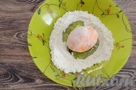 Руками, смоченными водой, сформировать овальные котлеты из тыквенной массы и обвалять их в муке со всех сторон. Благодаря обваливанию в муке, котлеты станут более плотными и не будут разваливаться во время запекания в духовке. Настоятельно советую формовать котлеты именно влажными руками, тогда тыква не пристаёт к рукам, а котлетки намного лучше обваливаются в муке.