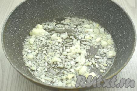 Для получения фарша нужно взять куски любого мяса (в этот раз у меня свинина) и пропустить их через мясорубку. Можно использовать и покупной фарш. Очищаем лук и морковь. Лук нарезаем на небольшие кусочки. В сковороде разогреваем растительное масло, выкладываем лук и на среднем огне обжариваем его до прозрачности (минуты 3-4), иногда перемешивая.