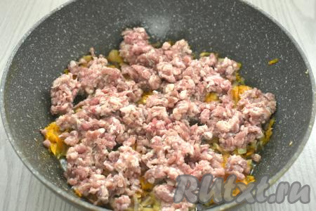 К обжаренным овощам выкладываем мясной фарш, перемешиваем, обжариваем 6-8 минут (до изменения цвета фарша со всех сторон), часто разбивая комочки мяса.