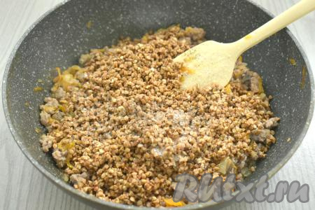 Заранее гречку, если необходимо, перебираем. Выкладываем гречку в сито и тщательно промываем под проточной водой, затем лишней воде даём стечь. После того как фарш изменит цвет, добавляем гречку в сковороду, солим, перчим, перемешиваем и выключаем огонь.