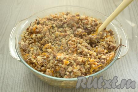 Форму, не накрывая крышкой (или фольгой), ставим в прогретую до 180 градусов духовку, готовим гречку по-купечески с фаршем 35-40 минут (до выпаривания воды и мягкости гречки). За это время 3 раза нужно блюдо перемешать, чтобы сверху не появилась плотная корочка.