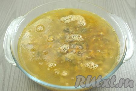 Гречку с фаршем, морковкой и луком перекладываем в подходящую форму для запекания, вливаем 625 миллилитров горячей воды. Воды я добавляю в 2,5 раза больше, чем гречки. То есть при приготовлении 1 стакана гречки я вливаю 2,5 стакана воды, отмеряя гречку и воду стаканом одного и того же объёма. 