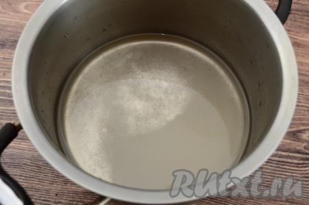 В кастрюлю влить воду, всыпать сахар, поставить на сильный огонь.