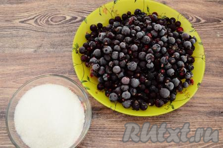 Подготовить продукты для приготовления сорбета из чёрной смородины. Если чёрная смородина у вас заморожена, тогда  её можно не размораживать. Свежие ягоды нужно обязательно перебрать и промыть водой.