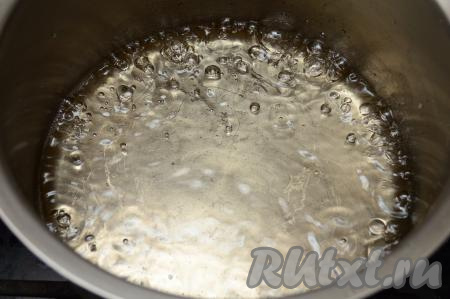 Периодически перемешивая, дождаться закипания сахарного сиропа в кастрюле. К этому времени сахар полностью растворится в воде.