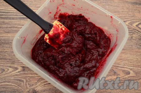 А вот какой он через 5 часов с начала застывания. Уже достаточно плотный, но не застывший ещё полностью. Каждый час перемешивать сорбет нужно тщательно, разбивая кристаллики льда, особенно хорошо проходим по углам и бокам формы. Очень удобно перемешивать силиконовой лопаткой.