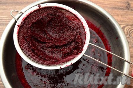 Подождать минут 5, чтобы сироп с ягодами немного остыл. Затем взять достаточно глубокую миску, поверх неё поставить сито. Процедить через сито сахарный сироп, проваренный с чёрной смородиной. Сироп будет в миске, в сите останутся ягоды. С помощью столовой ложки смородину протереть через сито в миску с сиропом. В сите останется практически сухой жмых из шкурок и косточек. Я настоятельно советую именно перетирать ягоды через сито, тогда ваш сорбет будет однородным, без семечек и шкурок от смородины. Процедура эта не такая трудоёмкая, как может показаться.