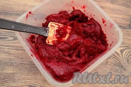 Через 7-8 часов сорбет из чёрной смородины окончательно застынет и можно его подавать к столу или убрать на хранение и подать в удобное для вас время. Больше перемешивать сорбет не стоит, он уже не кристаллизуется.