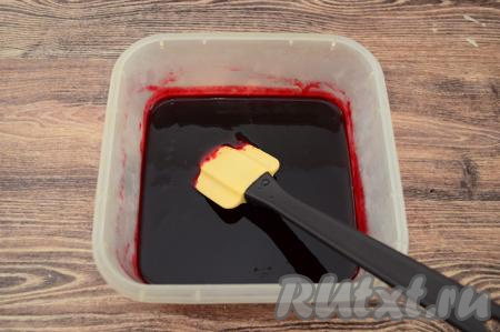 Через час достать контейнеры и перемешать их содержимое, снова закрыть и поставить в морозилку. До тех пор пока сорбет полностью не застынет, нужно будет каждый час доставать его из морозилки и тщательно перемешивать. Делается это для того, чтобы разбивать кристаллы льда, которые образуются при застывании. Именно эта процедура придаст сорбету из чёрной смородины нежную структуру мороженого без льдинок внутри.