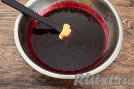 Перемешать в миске смесь ягод и сиропа, в результате получится однородная, не густая ягодная масса.