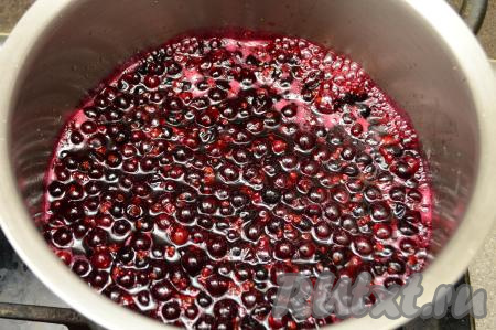 Периодически помешивая, дождаться, когда сахарный сироп с ягодами закипит, выключить огонь.