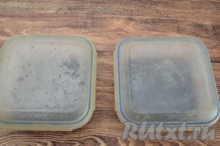 Когда масса остынет до комнатной температуры, закрыть контейнеры крышками и отправить в морозилку. Крышкой нужно закрывать обязательно, чтобы домашний сорбет не впитал другие запахи из морозилки.