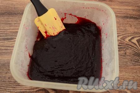 Вот таким будет сорбет из чёрной смородины через 3 часа заморозки. Всё ещё жидкий, но уже начинающий схватываться.