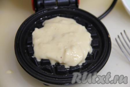 Вафельницу хорошо разогреть, по желанию, смазать створки вафельницы растительным маслом. Выложить примерно 1,5 столовых ложки теста, закрыть створки вафельницы.