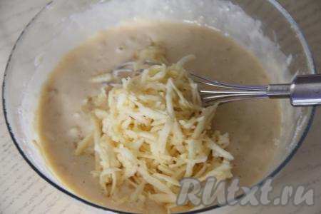 Яблоко помыть, очистить от кожуры, натереть на крупной тёрке. Чистый вес натёртого яблока у меня был 100 грамм. Добавить натёртое яблоко в тесто, перемешать.