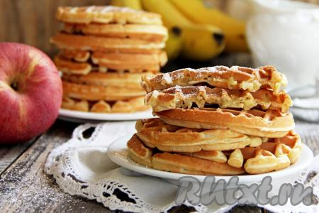 Мягкие, ароматные, нежные вафли, приготовленные с яблоком и бананом, можно подать и тёплыми, и остывшими.