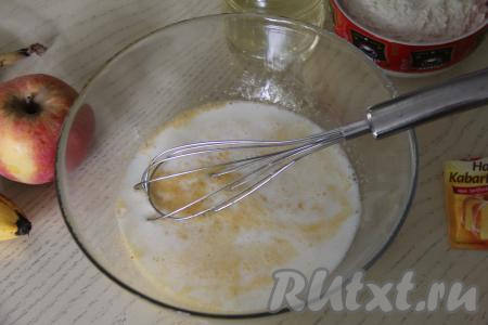 Перемешать массу венчиком, влить молоко и растительное масло, ещё раз перемешать.