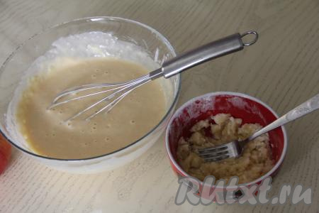 Перемешать тесто для вафель венчиком до однородности. Банан очистить и размять вилкой до получения однородного пюре. Чистый вес мякоти банана у меня был 120 грамм.