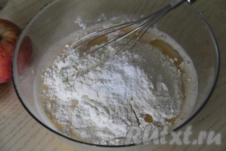 Всыпать просеянную муку и разрыхлитель в миску.